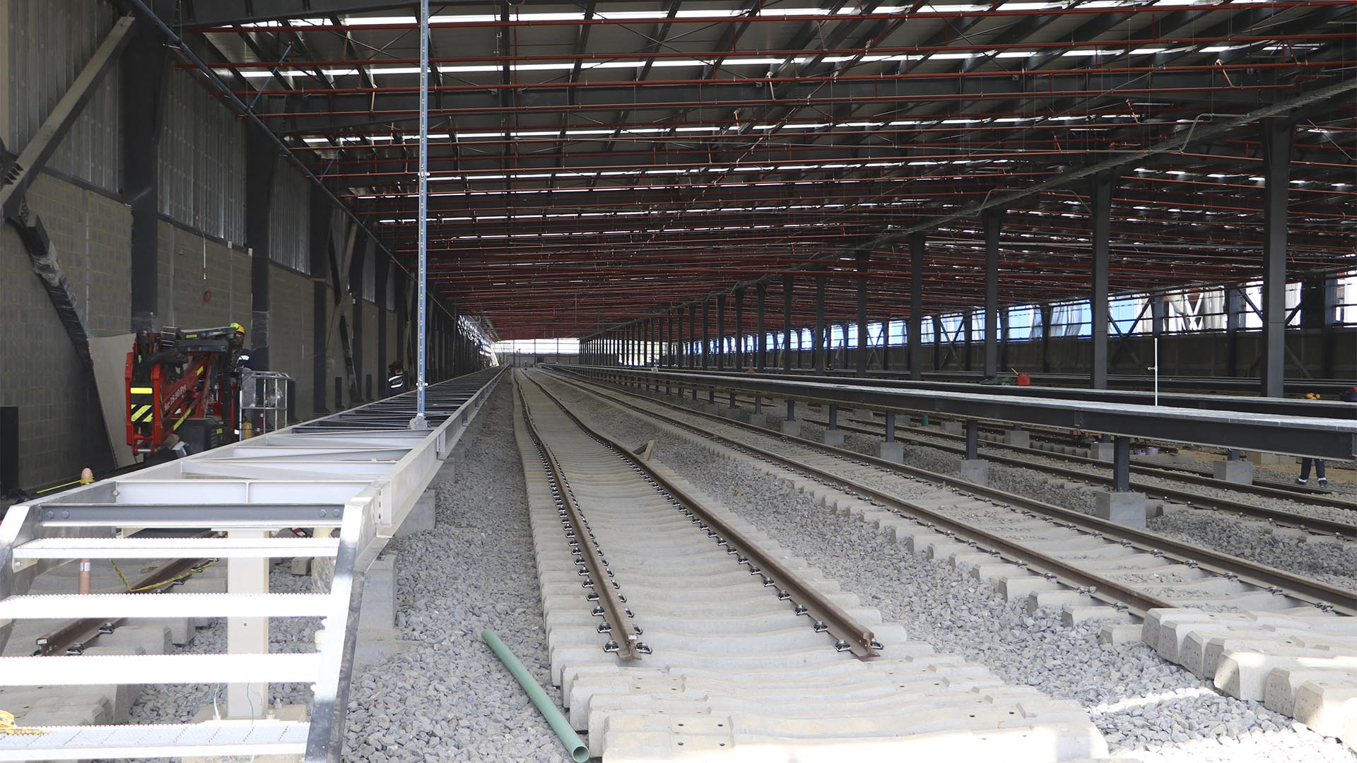 La Dirección Sectorial de Movilidad, en el marco de la Auditoría Financiera de Gestión y Resultados, realizó una visita a la infraestructura del proyecto Metro, uno de los más grandes del país, con el objetivo de verificar su avance que llega al 60 % y la ejecución de recursos. El recorrido incluyó el Patio Taller y las Estaciones 1 y 9. 