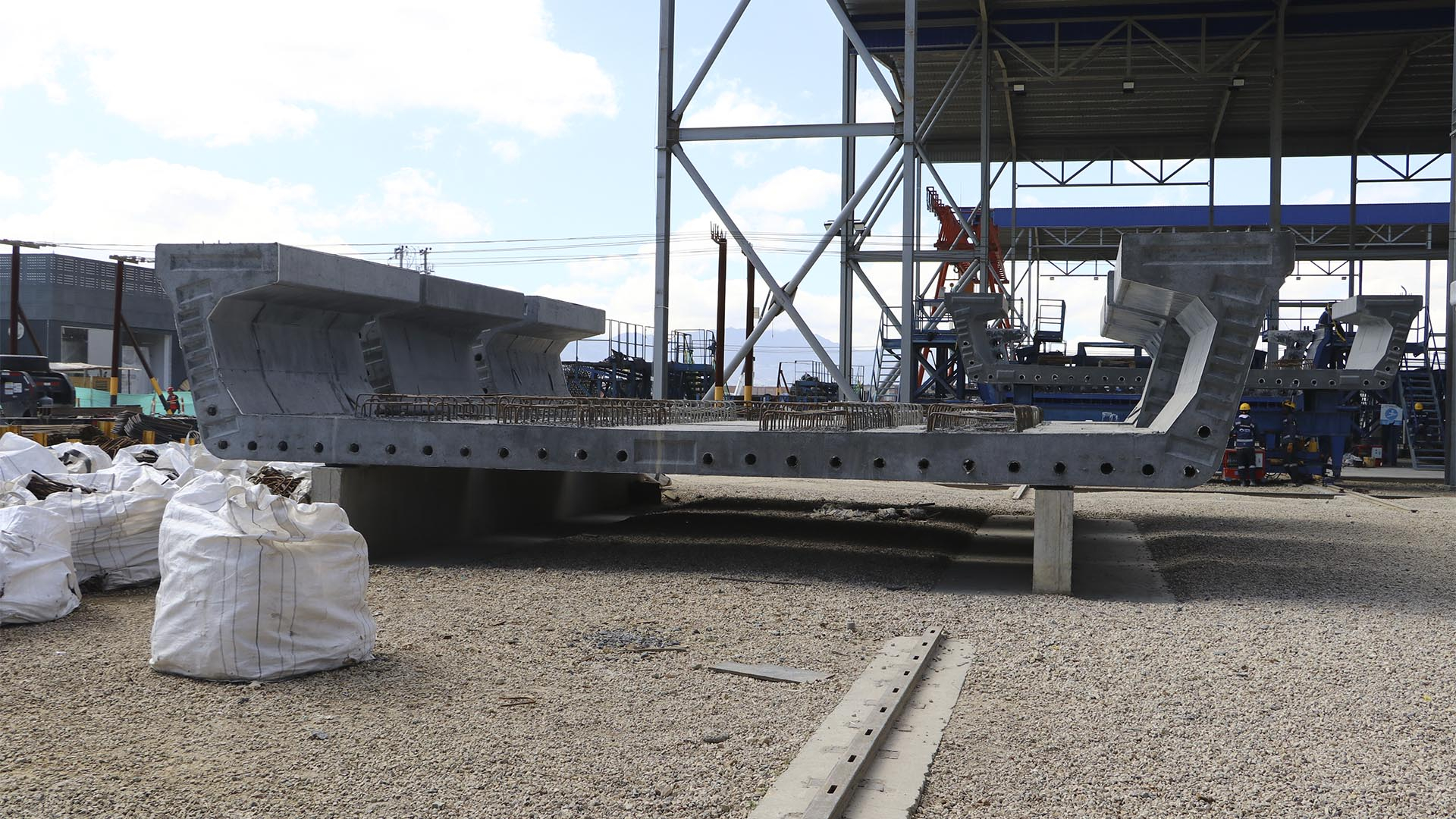 La Dirección Sectorial de Movilidad, en el marco de la Auditoría Financiera de Gestión y Resultados, realizó una visita a la infraestructura del proyecto Metro, uno de los más grandes del país, con el objetivo de verificar su avance que llega al 60 % y la ejecución de recursos. El recorrido incluyó el Patio Taller y las Estaciones 1 y 9. 