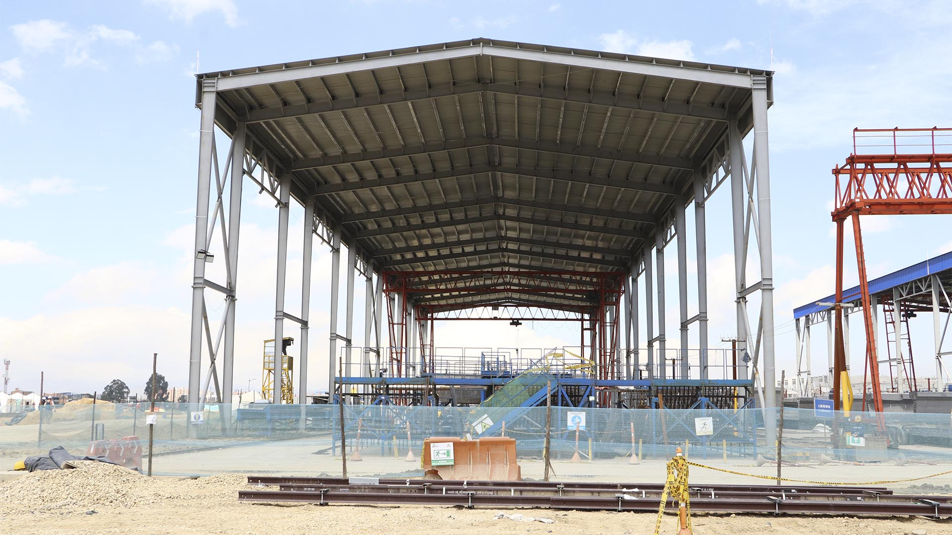 La Dirección Sectorial de Movilidad, en el marco de la Auditoría Financiera de Gestión y Resultados, realizó una visita a la infraestructura del proyecto Metro, uno de los más grandes del país, con el objetivo de verificar su avance que llega al 60 % y la ejecución de recursos. El recorrido incluyó el Patio Taller y las Estaciones 1 y 9. 