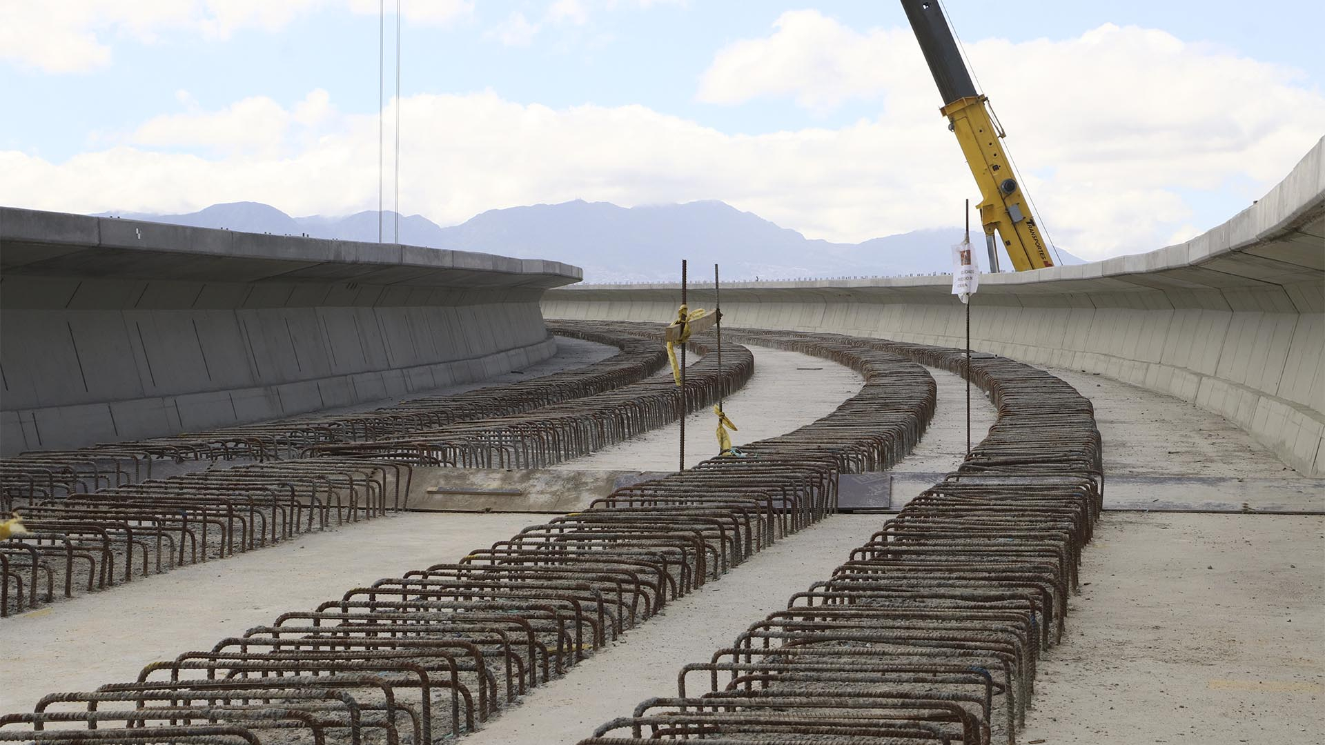 La Dirección Sectorial de Movilidad, en el marco de la Auditoría Financiera de Gestión y Resultados, realizó una visita a la infraestructura del proyecto Metro, uno de los más grandes del país, con el objetivo de verificar su avance que llega al 60 % y la ejecución de recursos. El recorrido incluyó el Patio Taller y las Estaciones 1 y 9. 