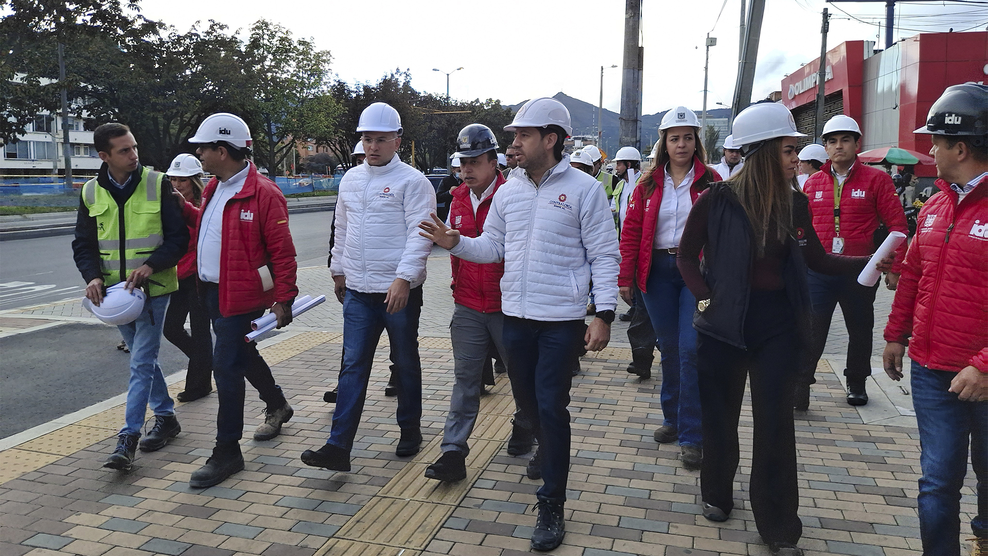 El Contralor de Bogotá, Julián Mauricio Ruiz, recorrió las obras de la avenida 68 que se desarrollan en el grupo 8 (norte de Bogotá) donde se registra un retraso de mas del 20% en su ejecución. En la visita también estuvo el Director del IDU, Orlando Molano.