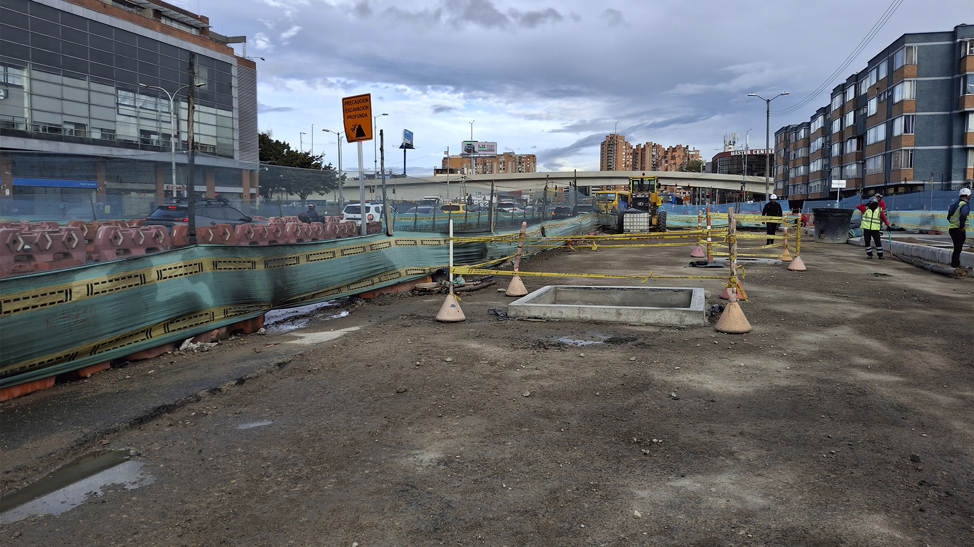 El Contralor de Bogotá, Julián Mauricio Ruiz, recorrió las obras de la avenida 68 que se desarrollan en el grupo 8 (norte de Bogotá) donde se registra un retraso de mas del 20% en su ejecución. En la visita también estuvo el Director del IDU, Orlando Molano.