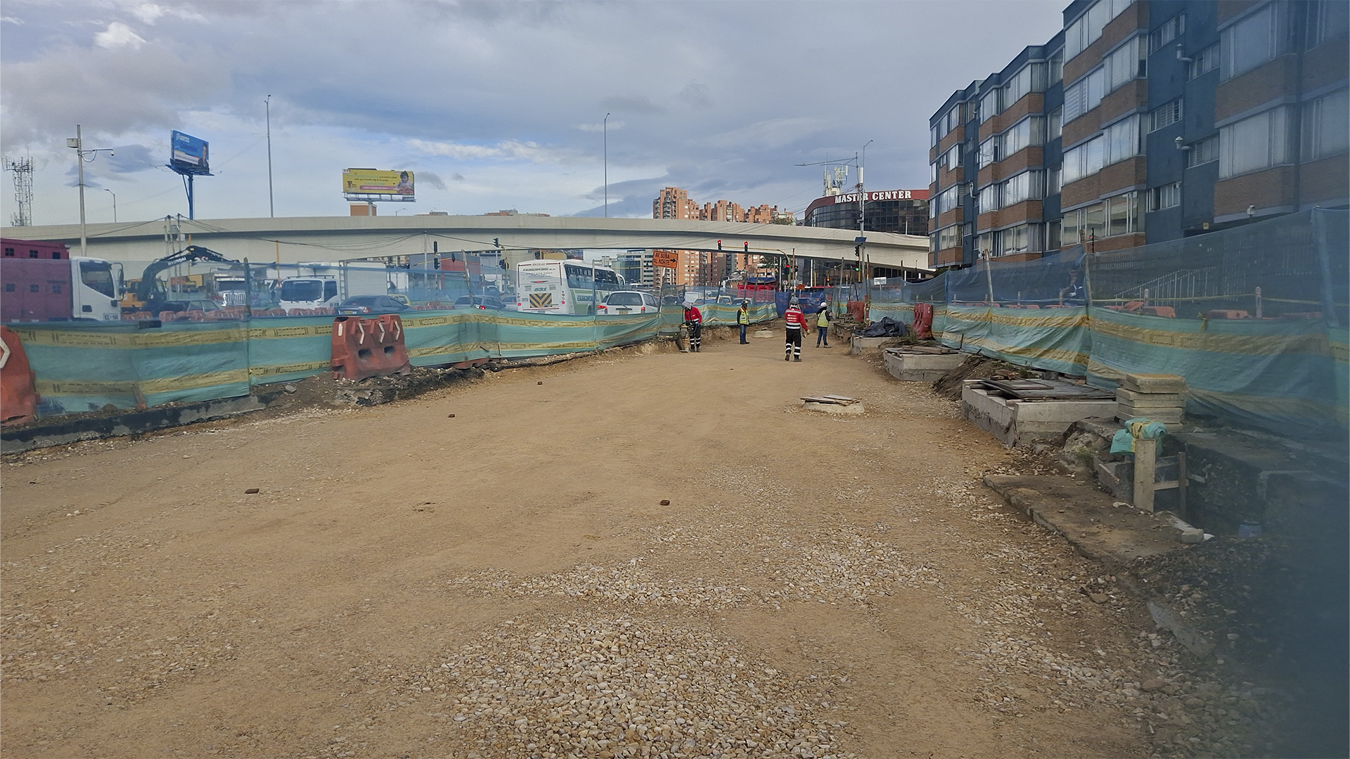 El Contralor de Bogotá, Julián Mauricio Ruiz, recorrió las obras de la avenida 68 que se desarrollan en el grupo 8 (norte de Bogotá) donde se registra un retraso de mas del 20% en su ejecución. En la visita también estuvo el Director del IDU, Orlando Molano.