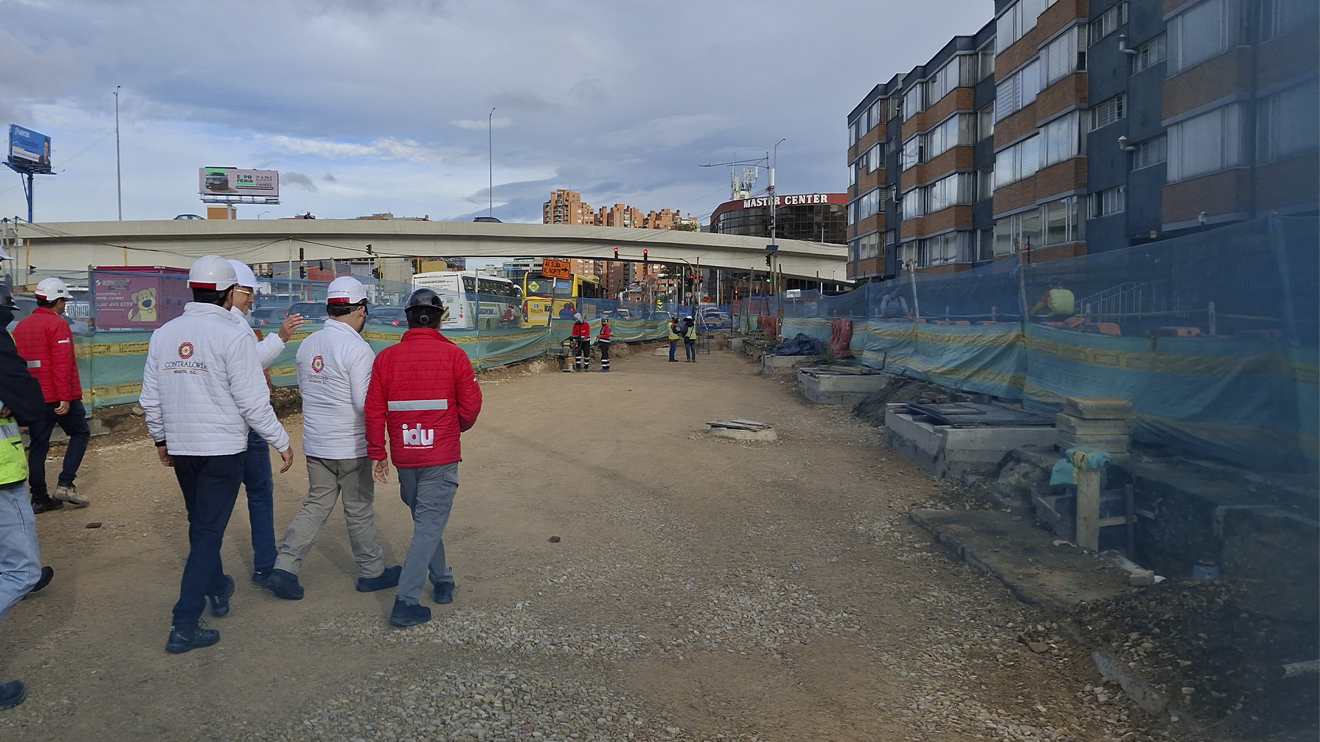 El Contralor de Bogotá, Julián Mauricio Ruiz, recorrió las obras de la avenida 68 que se desarrollan en el grupo 8 (norte de Bogotá) donde se registra un retraso de mas del 20% en su ejecución. En la visita también estuvo el Director del IDU, Orlando Molano.