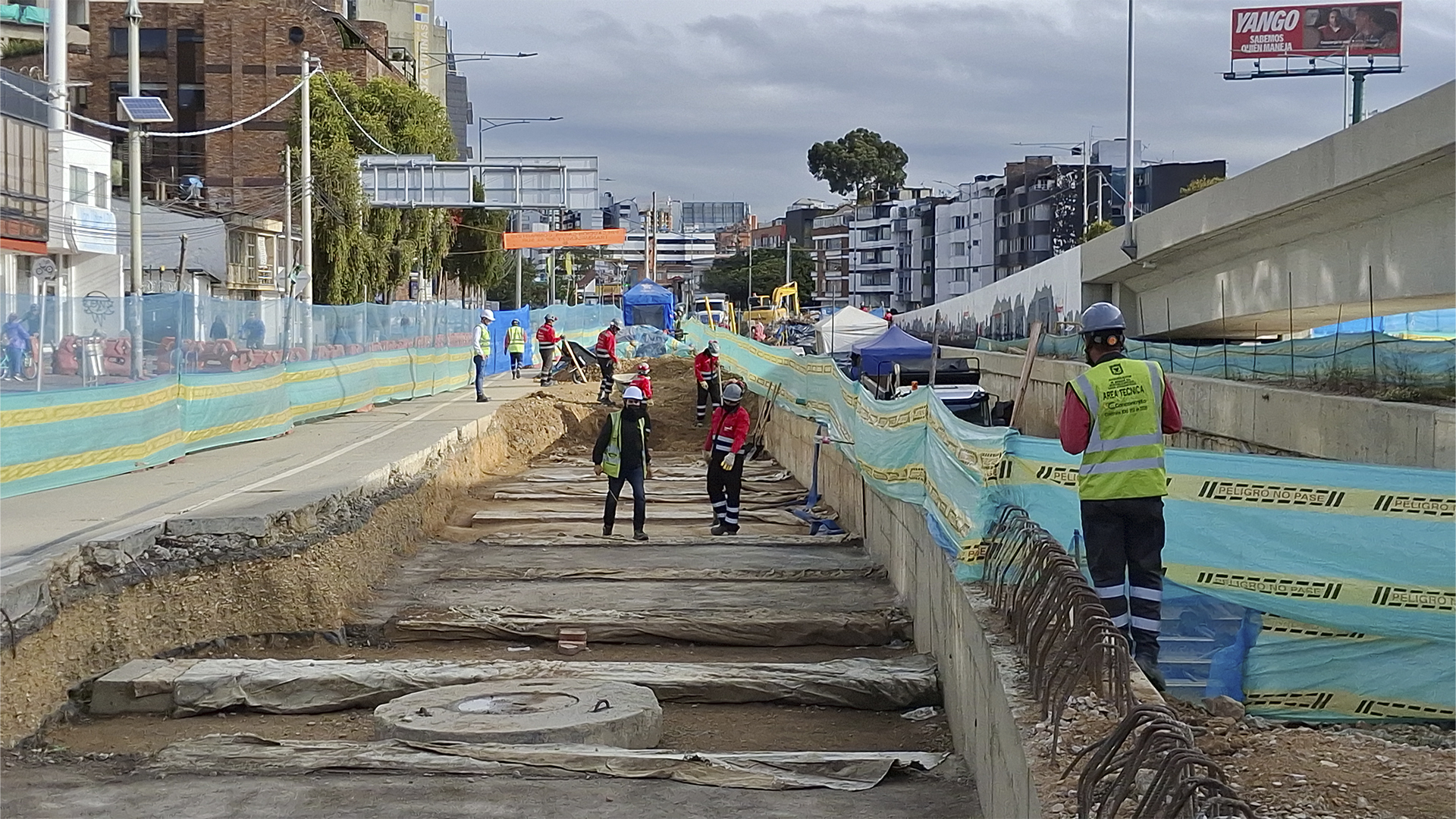 El Contralor de Bogotá, Julián Mauricio Ruiz, recorrió las obras de la avenida 68 que se desarrollan en el grupo 8 (norte de Bogotá) donde se registra un retraso de mas del 20% en su ejecución. En la visita también estuvo el Director del IDU, Orlando Molano.