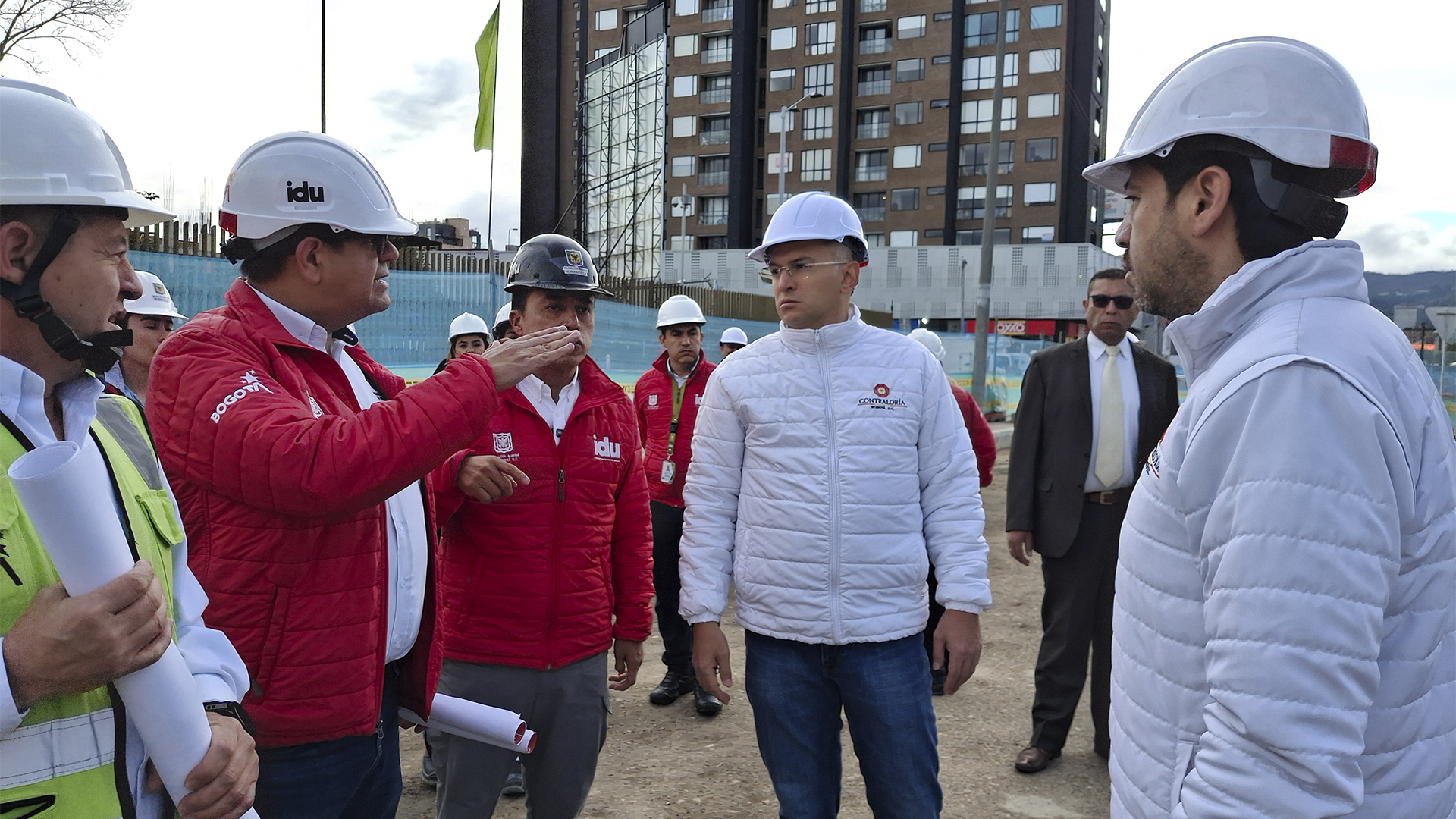 El Contralor de Bogotá, Julián Mauricio Ruiz, recorrió las obras de la avenida 68 que se desarrollan en el grupo 8 (norte de Bogotá) donde se registra un retraso de mas del 20% en su ejecución. En la visita también estuvo el Director del IDU, Orlando Molano.