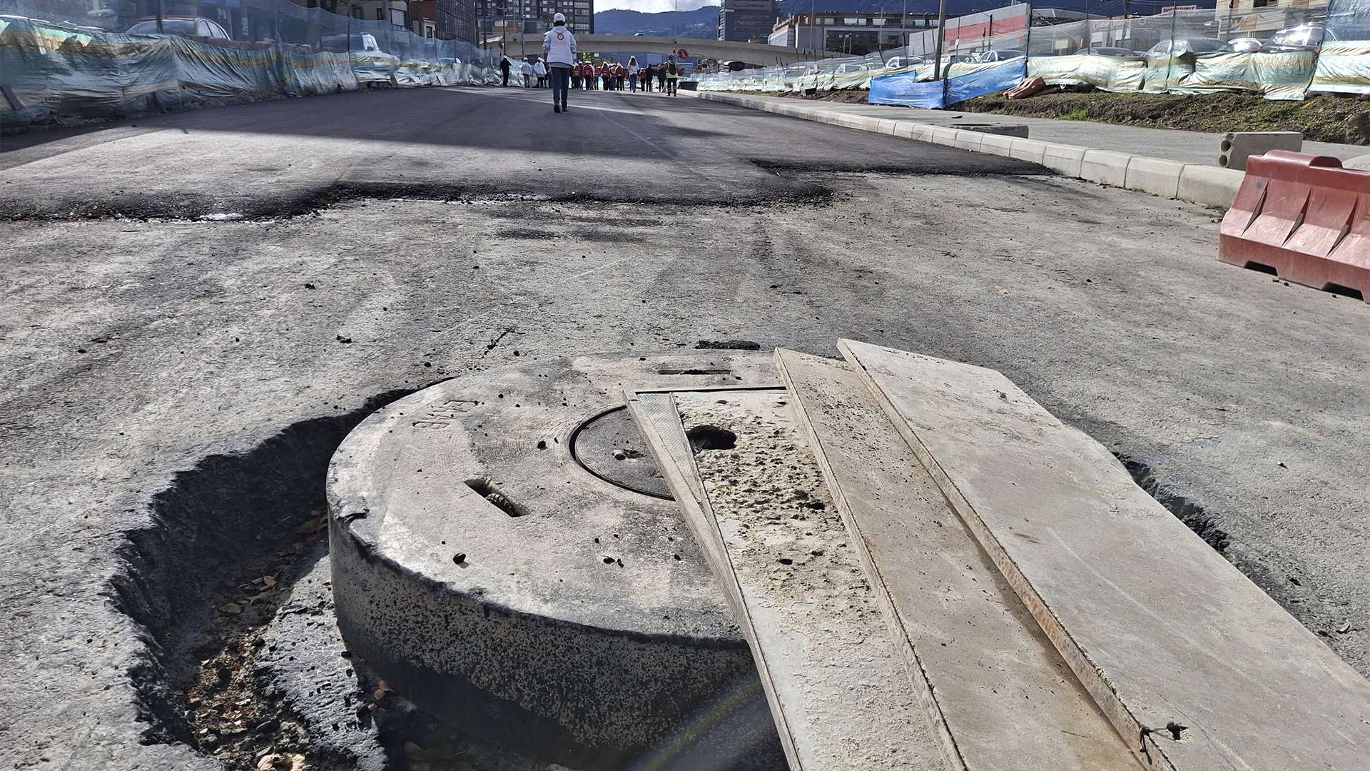 El Contralor de Bogotá, Julián Mauricio Ruiz, recorrió las obras de la avenida 68 que se desarrollan en el grupo 8 (norte de Bogotá) donde se registra un retraso de mas del 20% en su ejecución. En la visita también estuvo el Director del IDU, Orlando Molano.