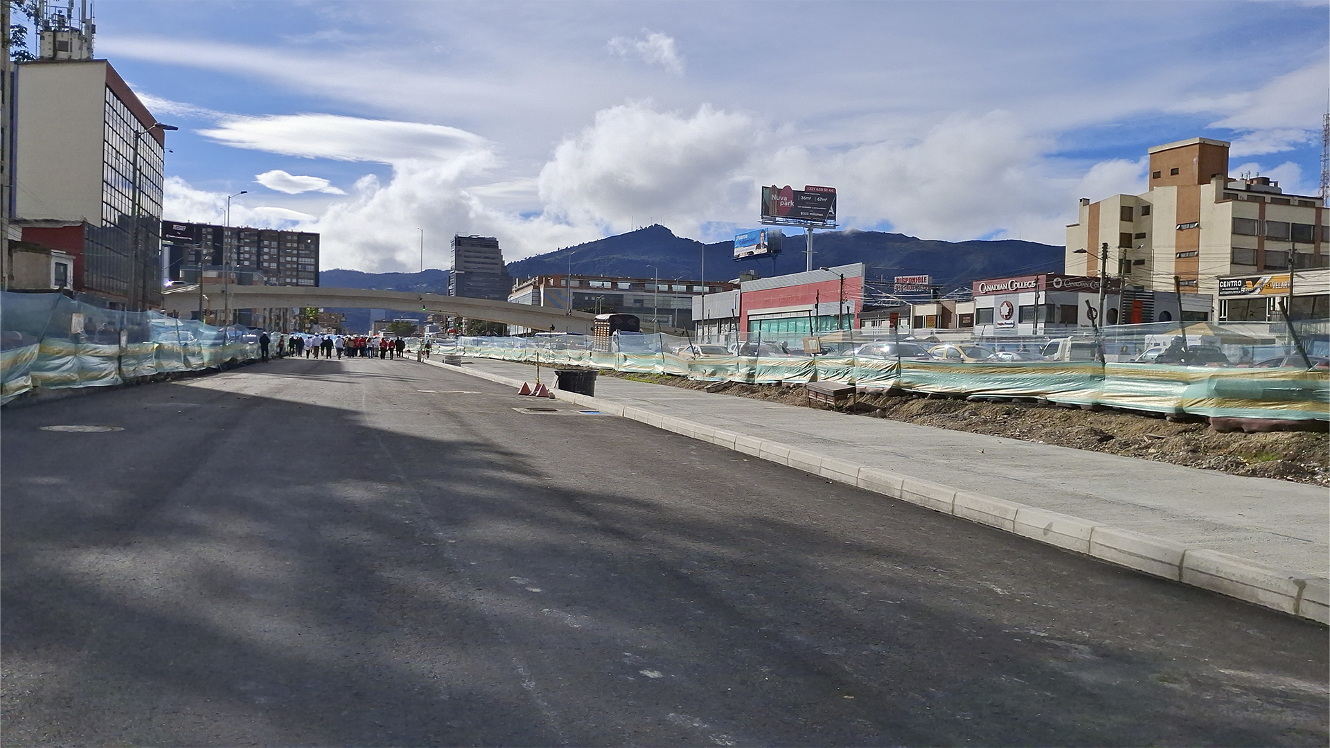 El Contralor de Bogotá, Julián Mauricio Ruiz, recorrió las obras de la avenida 68 que se desarrollan en el grupo 8 (norte de Bogotá) donde se registra un retraso de mas del 20% en su ejecución. En la visita también estuvo el Director del IDU, Orlando Molano.