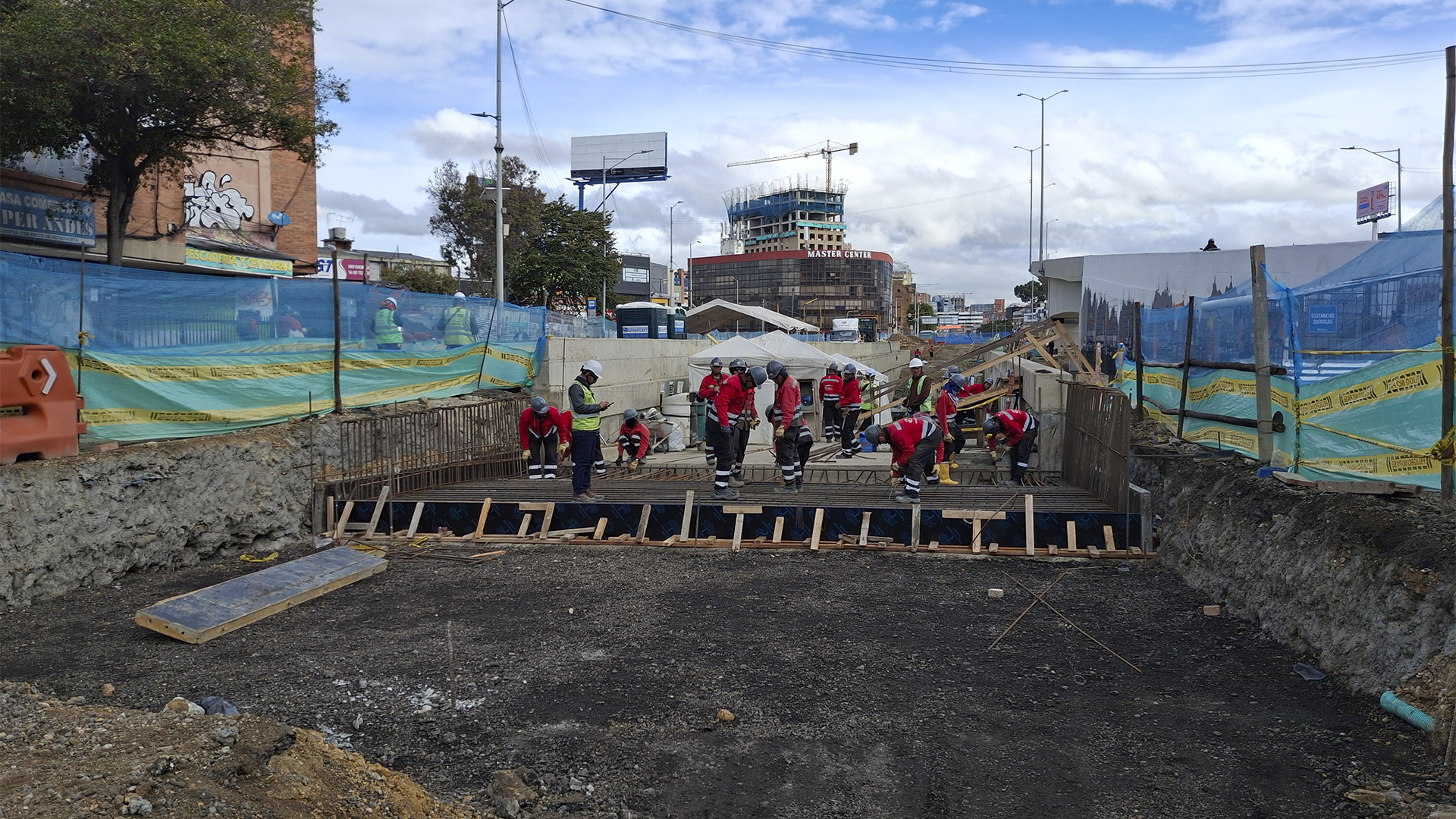 El Contralor de Bogotá, Julián Mauricio Ruiz, recorrió las obras de la avenida 68 que se desarrollan en el grupo 8 (norte de Bogotá) donde se registra un retraso de mas del 20% en su ejecución. En la visita también estuvo el Director del IDU, Orlando Molano.