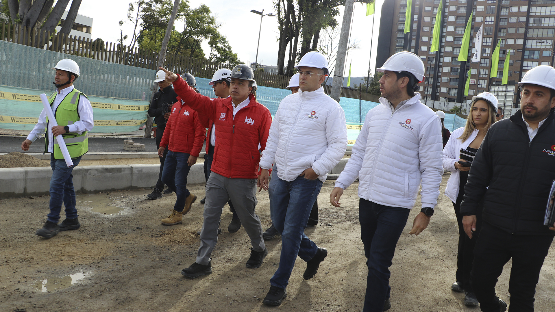El Contralor de Bogotá, Julián Mauricio Ruiz, recorrió las obras de la avenida 68 que se desarrollan en el grupo 8 (norte de Bogotá) donde se registra un retraso de mas del 20% en su ejecución. En la visita también estuvo el Director del IDU, Orlando Molano.