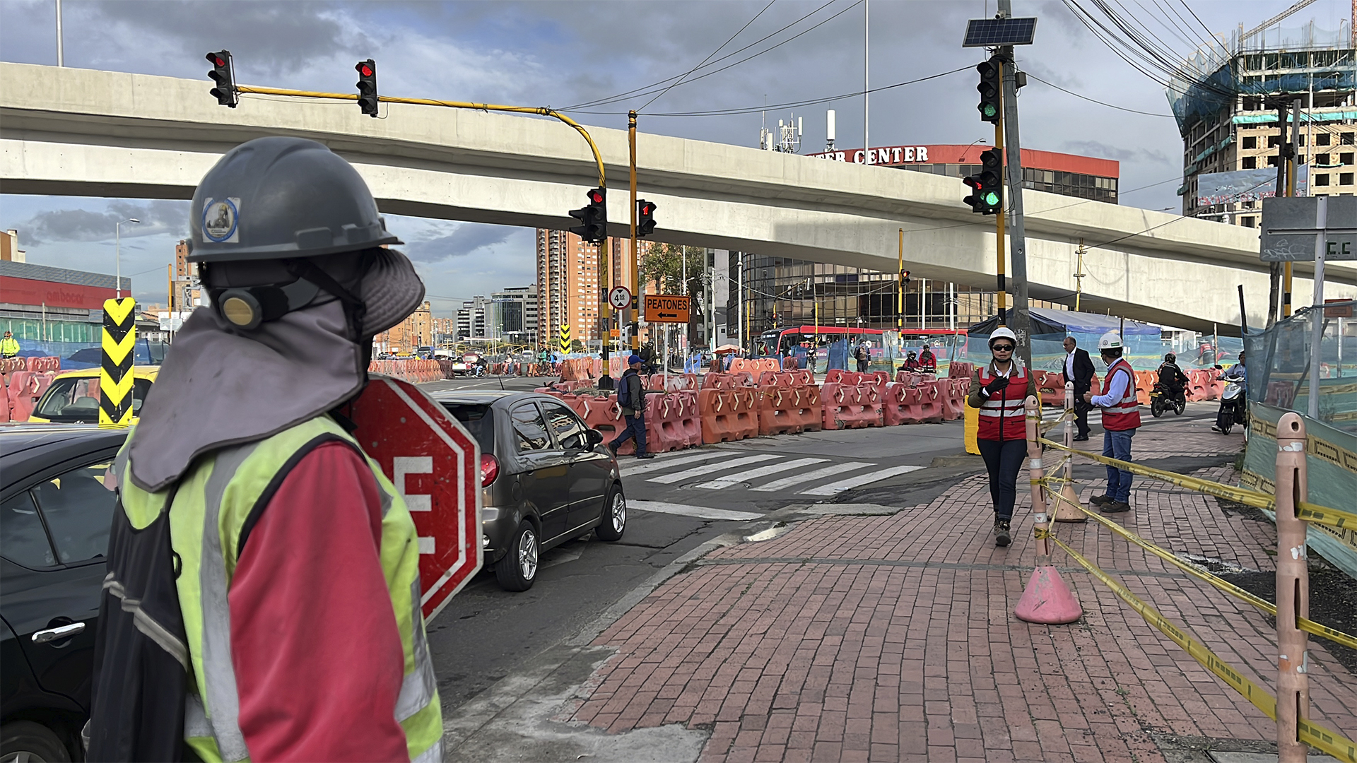 El Contralor de Bogotá, Julián Mauricio Ruiz, recorrió las obras de la avenida 68 que se desarrollan en el grupo 8 (norte de Bogotá) donde se registra un retraso de mas del 20% en su ejecución. En la visita también estuvo el Director del IDU, Orlando Molano.