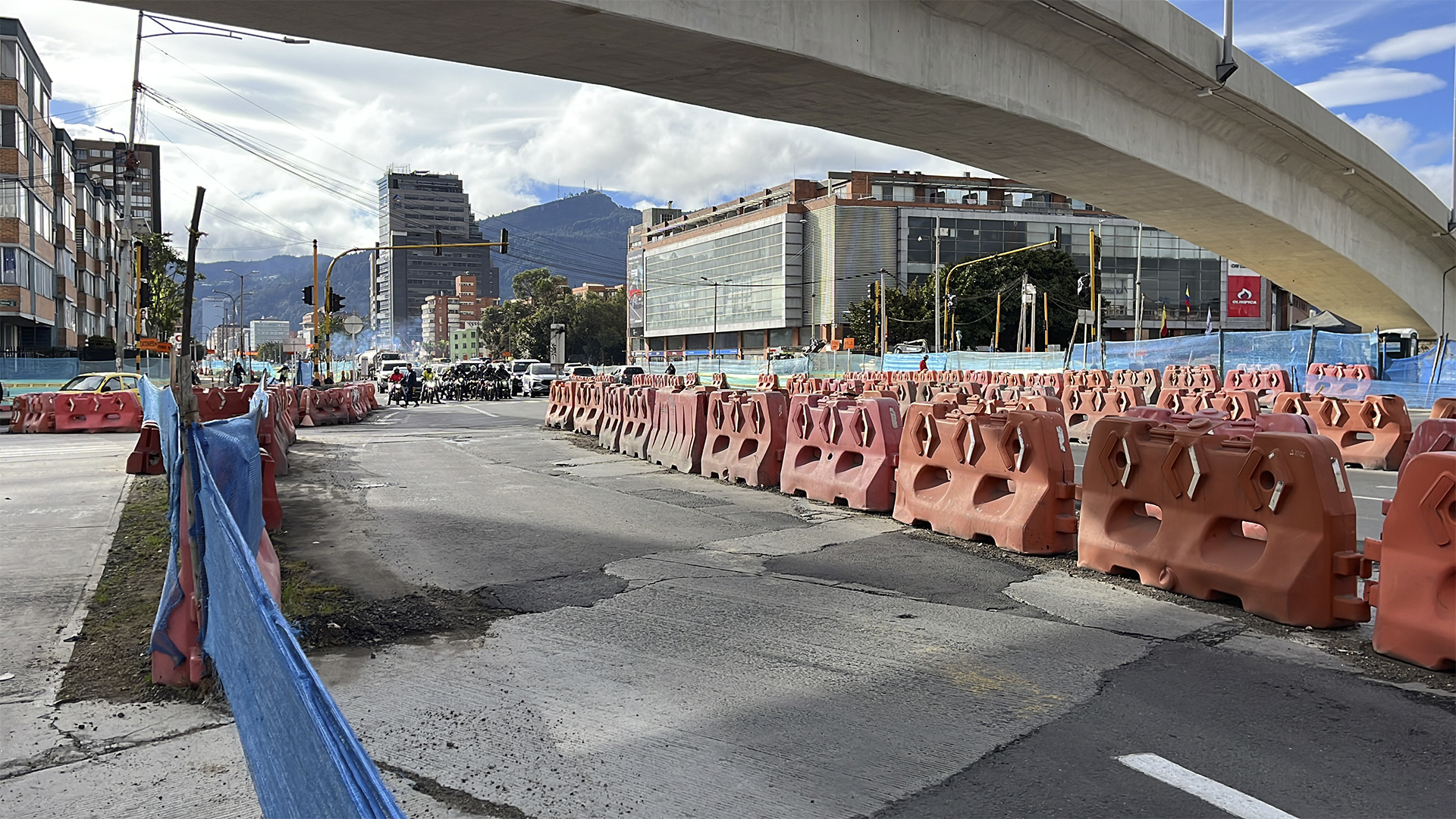 El Contralor de Bogotá, Julián Mauricio Ruiz, recorrió las obras de la avenida 68 que se desarrollan en el grupo 8 (norte de Bogotá) donde se registra un retraso de mas del 20% en su ejecución. En la visita también estuvo el Director del IDU, Orlando Molano.