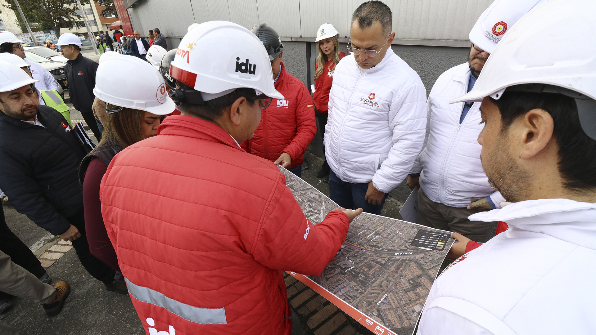 El Contralor de Bogotá, Julián Mauricio Ruiz, recorrió las obras de la avenida 68 que se desarrollan en el grupo 8 (norte de Bogotá) donde se registra un retraso de mas del 20% en su ejecución. En la visita también estuvo el Director del IDU, Orlando Molano.