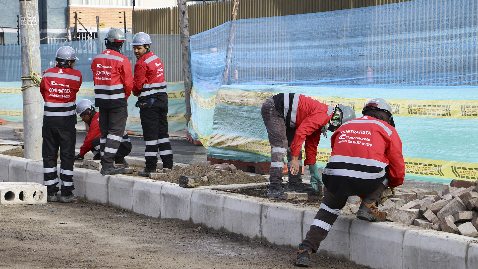 El Contralor de Bogotá, Julián Mauricio Ruiz, recorrió las obras de la avenida 68 que se desarrollan en el grupo 8 (norte de Bogotá) donde se registra un retraso de mas del 20% en su ejecución. En la visita también estuvo el Director del IDU, Orlando Molano.