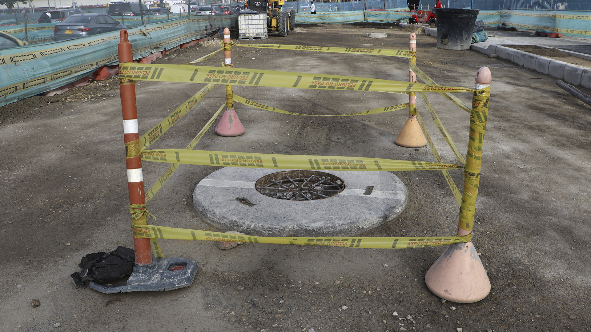 El Contralor de Bogotá, Julián Mauricio Ruiz, recorrió las obras de la avenida 68 que se desarrollan en el grupo 8 (norte de Bogotá) donde se registra un retraso de mas del 20% en su ejecución. En la visita también estuvo el Director del IDU, Orlando Molano.