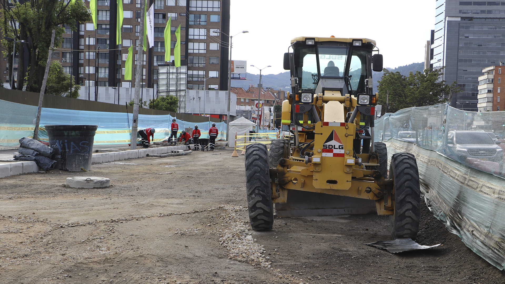 El Contralor de Bogotá, Julián Mauricio Ruiz, recorrió las obras de la avenida 68 que se desarrollan en el grupo 8 (norte de Bogotá) donde se registra un retraso de mas del 20% en su ejecución. En la visita también estuvo el Director del IDU, Orlando Molano.