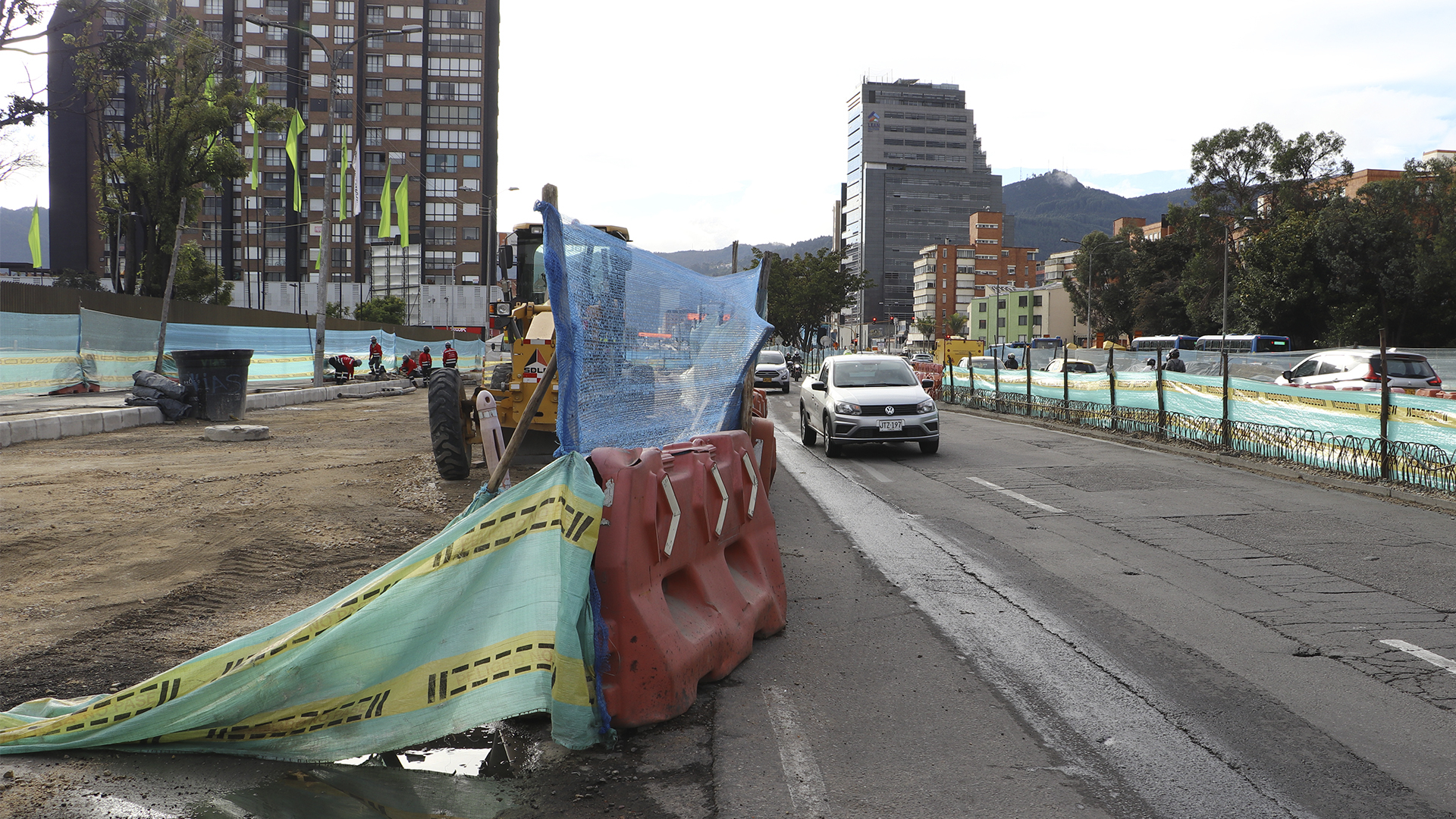 El Contralor de Bogotá, Julián Mauricio Ruiz, recorrió las obras de la avenida 68 que se desarrollan en el grupo 8 (norte de Bogotá) donde se registra un retraso de mas del 20% en su ejecución. En la visita también estuvo el Director del IDU, Orlando Molano.