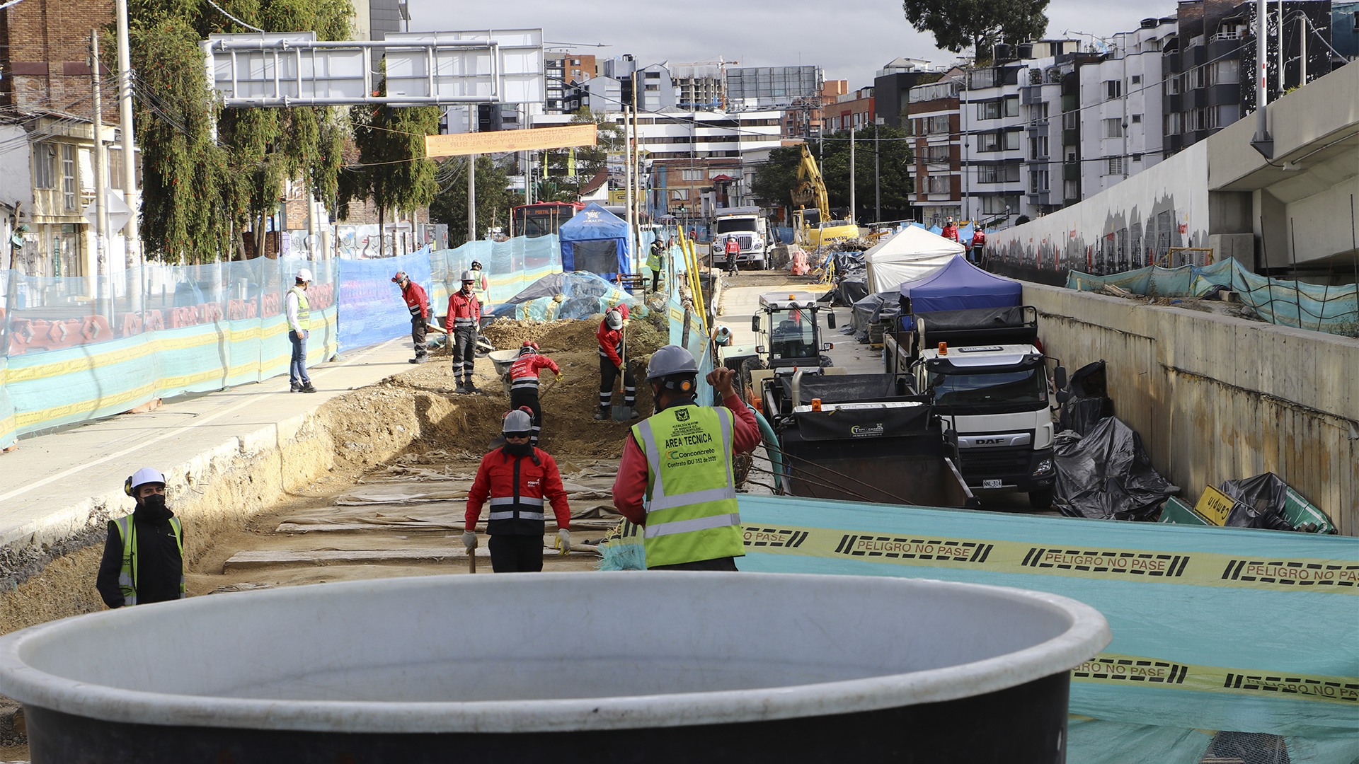 El Contralor de Bogotá, Julián Mauricio Ruiz, recorrió las obras de la avenida 68 que se desarrollan en el grupo 8 (norte de Bogotá) donde se registra un retraso de mas del 20% en su ejecución. En la visita también estuvo el Director del IDU, Orlando Molano.
