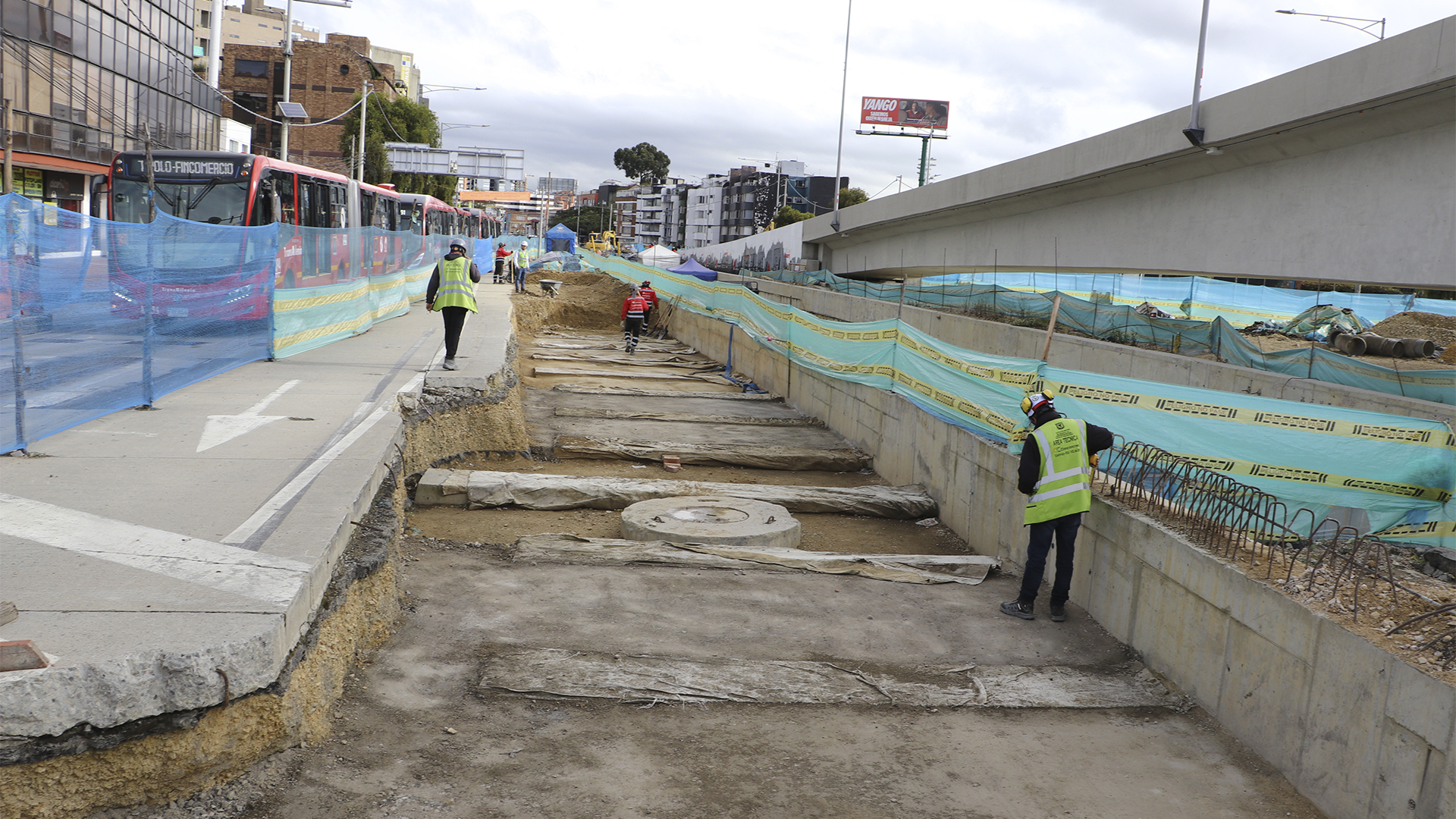 El Contralor de Bogotá, Julián Mauricio Ruiz, recorrió las obras de la avenida 68 que se desarrollan en el grupo 8 (norte de Bogotá) donde se registra un retraso de mas del 20% en su ejecución. En la visita también estuvo el Director del IDU, Orlando Molano.