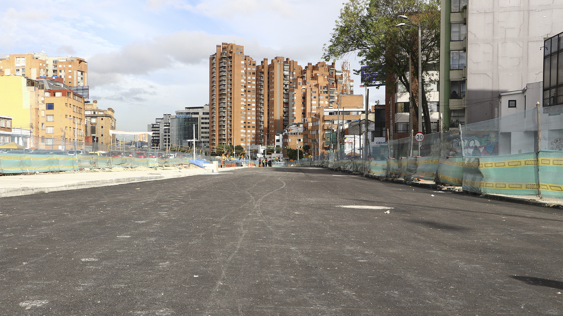 El Contralor de Bogotá, Julián Mauricio Ruiz, recorrió las obras de la avenida 68 que se desarrollan en el grupo 8 (norte de Bogotá) donde se registra un retraso de mas del 20% en su ejecución. En la visita también estuvo el Director del IDU, Orlando Molano.