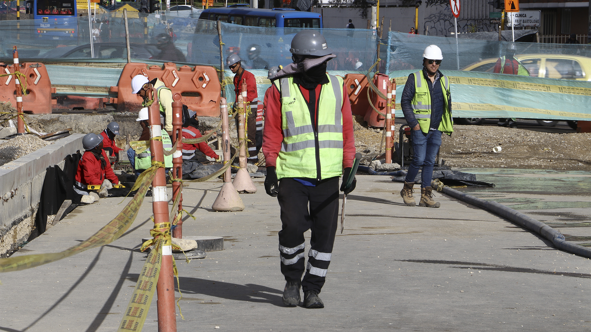 El Contralor de Bogotá, Julián Mauricio Ruiz, recorrió las obras de la avenida 68 que se desarrollan en el grupo 8 (norte de Bogotá) donde se registra un retraso de mas del 20% en su ejecución. En la visita también estuvo el Director del IDU, Orlando Molano.