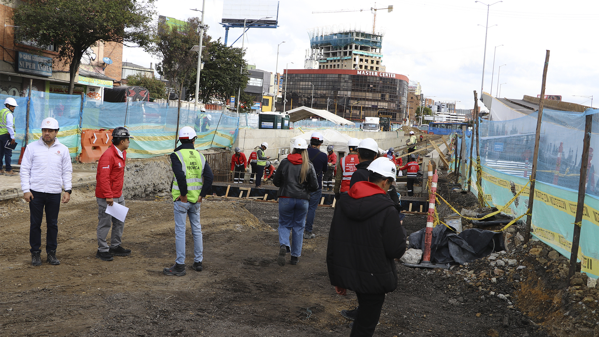 El Contralor de Bogotá, Julián Mauricio Ruiz, recorrió las obras de la avenida 68 que se desarrollan en el grupo 8 (norte de Bogotá) donde se registra un retraso de mas del 20% en su ejecución. En la visita también estuvo el Director del IDU, Orlando Molano.
