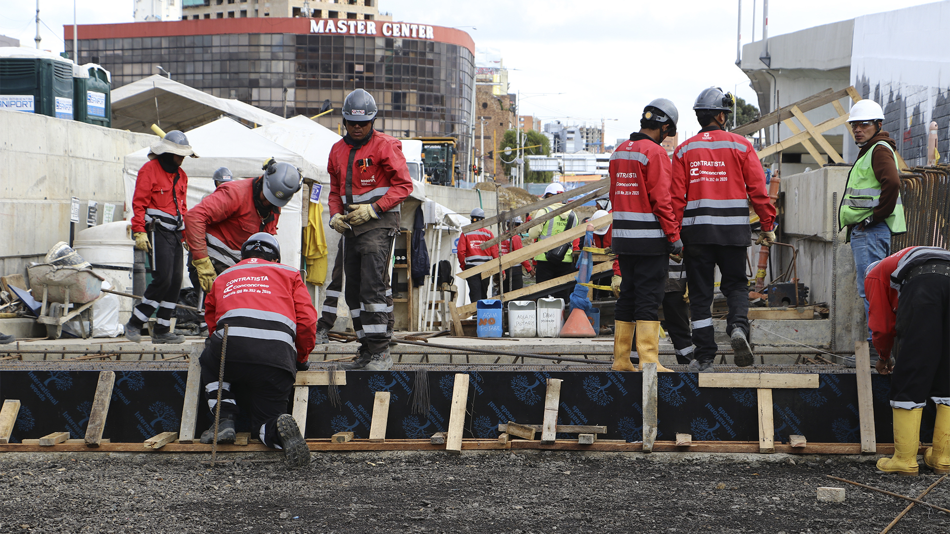 El Contralor de Bogotá, Julián Mauricio Ruiz, recorrió las obras de la avenida 68 que se desarrollan en el grupo 8 (norte de Bogotá) donde se registra un retraso de mas del 20% en su ejecución. En la visita también estuvo el Director del IDU, Orlando Molano.