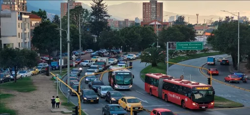 Imagen de buses de TransMilenio y vehículos particulares en la NQS