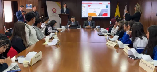 Contralor de Bogotá, D.C. Julián Mauricio Ruiz en compañía de los Contralores Estudiantiles
