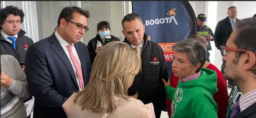 Imagen del Contralor de Bogotá, la Alcaldesa y Secretaria de Educación en la entrega del colegio