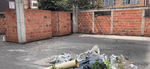 Imagen de lote baldío con basura