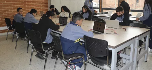 Estudiantes de colegios en la elección del Gobierno Escolar 2024.