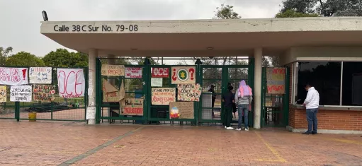 Imagen de la entrada al colegio INEM de Kennedy