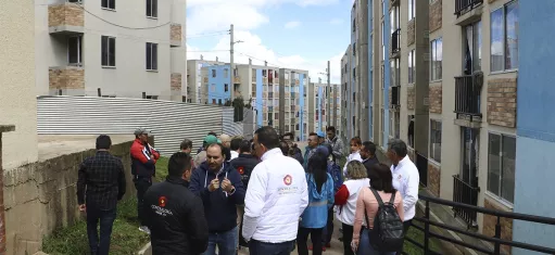 Imagen de funcionarios de la Contraloría de Bogotá en compañía de habitantes de San Cristóbal.
