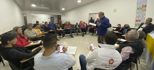 Funcionarios de la Contraloría de Bogotá en reunión con la comunidad de Teusaquillo.