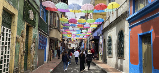 Imagen de funcionarios de la Contraloría de Bogotá en recorrido por La Candelaria.
