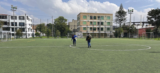 Imagen de funcionarios de la Contraloría de Bogotá en visita a canchas sintéticas.