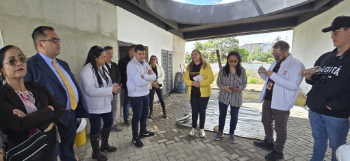 Imagen de funcionarios de la Contraloría de Bogotá en recorrido por obras de la Localidad de Puente Aranda.