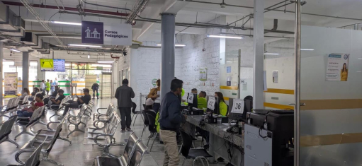 Imagen de ciudadanos en centro de pago y atención.