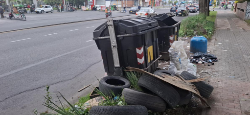 Imagen de contenedores de basura ubicado en espacio público.