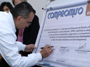 La Contraloría, en articulación con la Secretaría de Educación y el Instituto Distrital de la Participación y Acción Comunal – IDPAC, posesionó a 412 jóvenes como Contralores Estudiantiles para el 2025. Este evento constituye un hito en materia de participación ciudadana y control social, al consolidar el compromiso de las nuevas generaciones con la vigilancia de los recursos públicos y la transparencia en las instituciones educativas del Distrito.