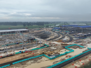 El Contralor de Bogotá, Julián Mauricio Ruiz, junto con el equipo de la Dirección del Sector Movilidad, recorrió las obras de la Primera Línea del Metro para constatar en sitio su estado y avances. La visita incluyó sitios estratégicos como la planta de prefabricados de pilotos PHC, garaje y pasarela de trenes, el viaducto, la Primera Estación y las obras de la Avenida Caracas.