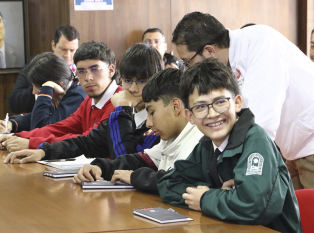 La Contraloría instaló formalmente la Red Distrital de Contralores Estudiantiles 2025, la cual está conformada por 20 jóvenes (uno por cada localidad de la ciudad) que asumieron el compromiso de ejercer vigilancia y control social desde sus entornos escolares, promoviendo el uso transparente y eficiente de los recursos públicos.